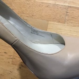 BCBGENERATION beige heels